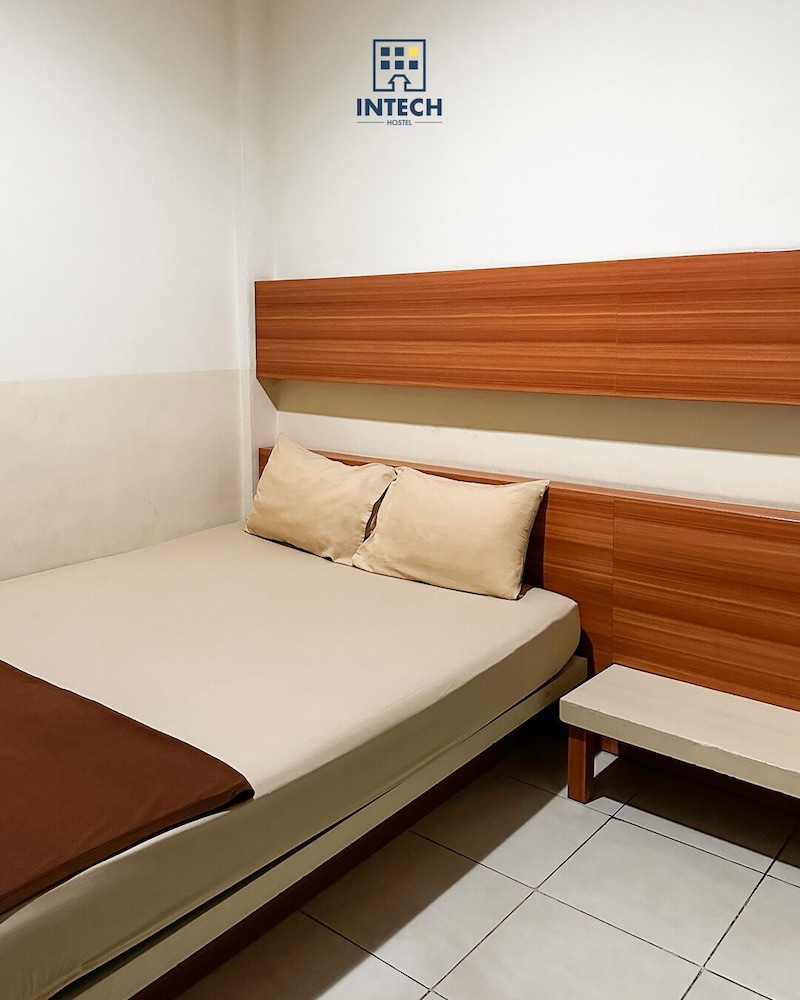 ECONOMY, QUEEN BED