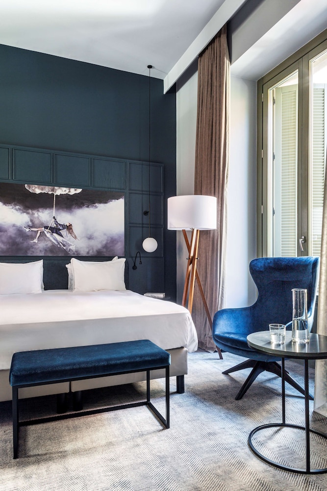 Junior Suite, King Bed, Square View, Balcony