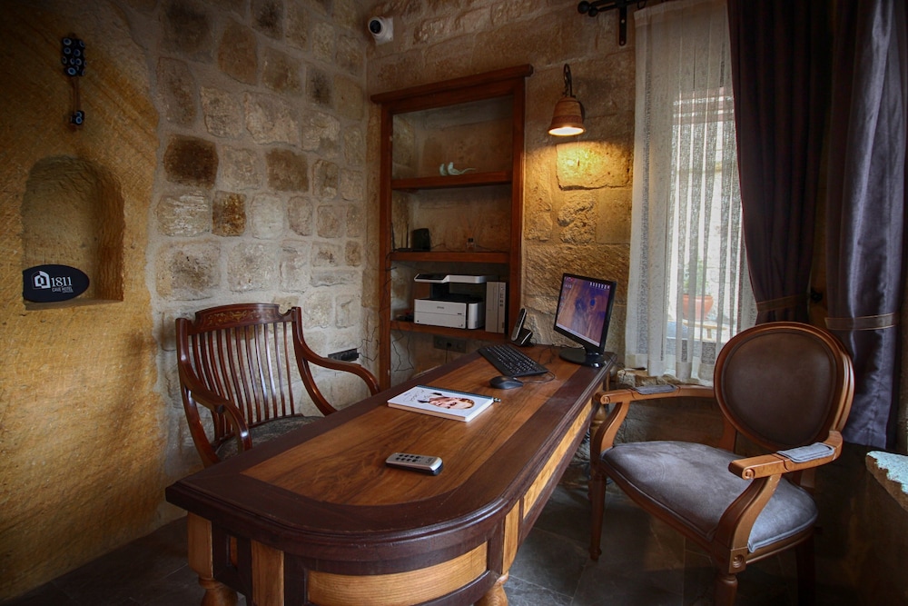 1811 Cave Hotel 37/50