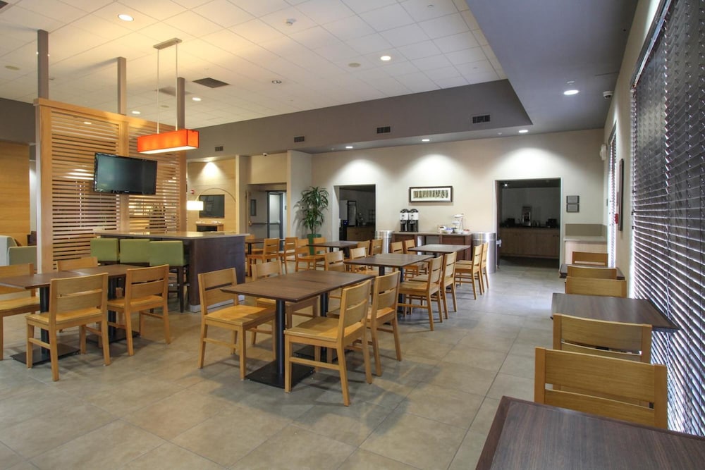 GreenTree Inn and Suites Phoenix Sky Harbor 49/65