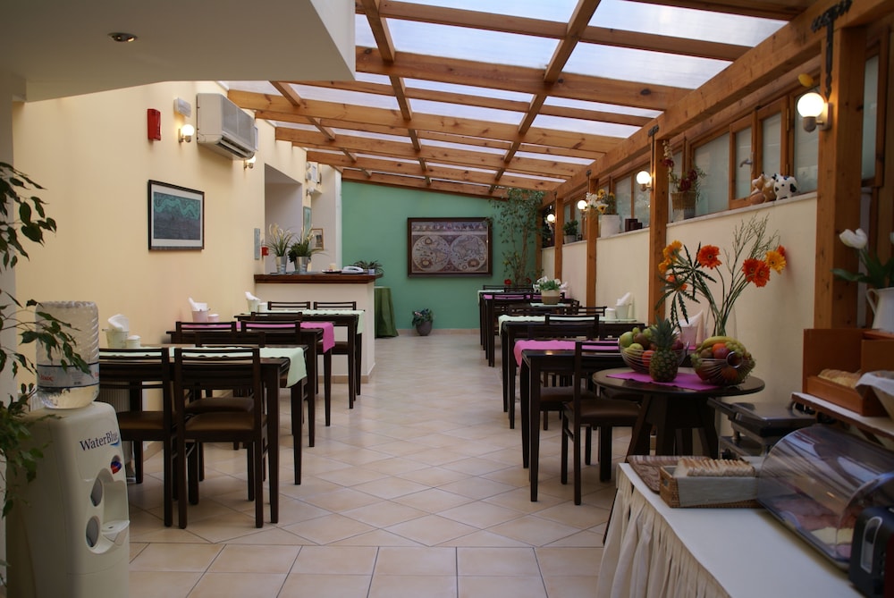 Yria Hotel 68/78