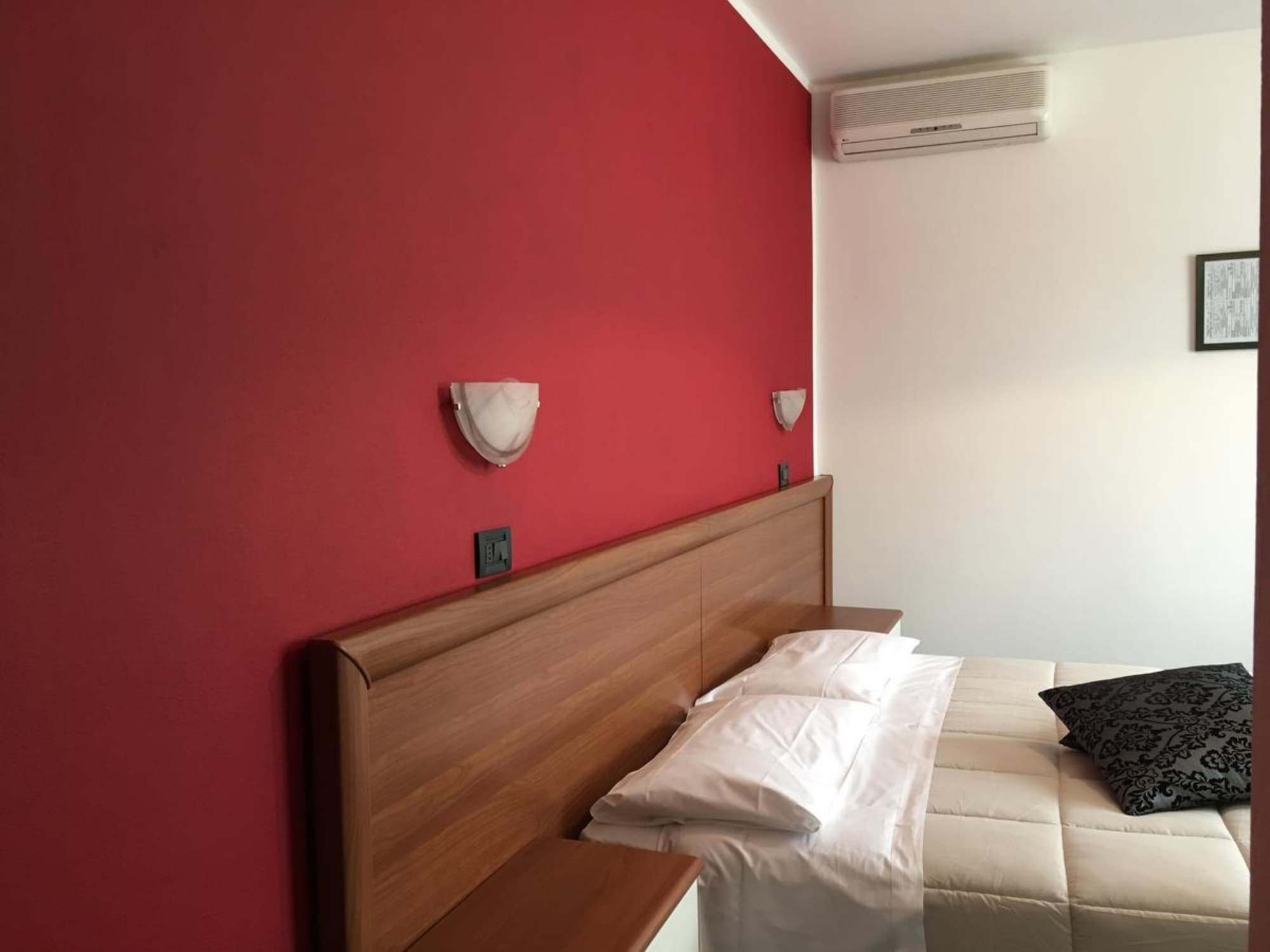 ROOM, DOUBLE OR TWIN BED
