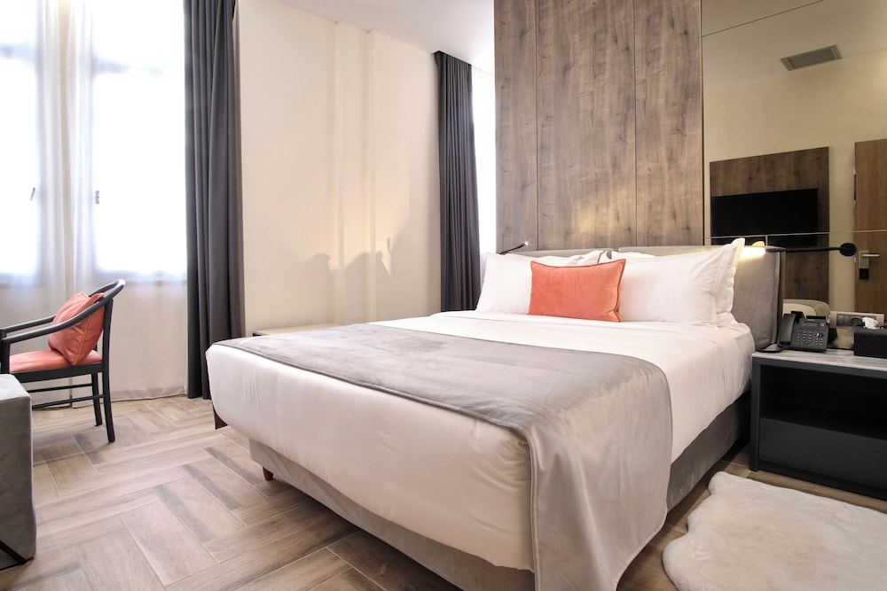 NOBLE, EXECUTIVE, QUEEN BED, BALCONY