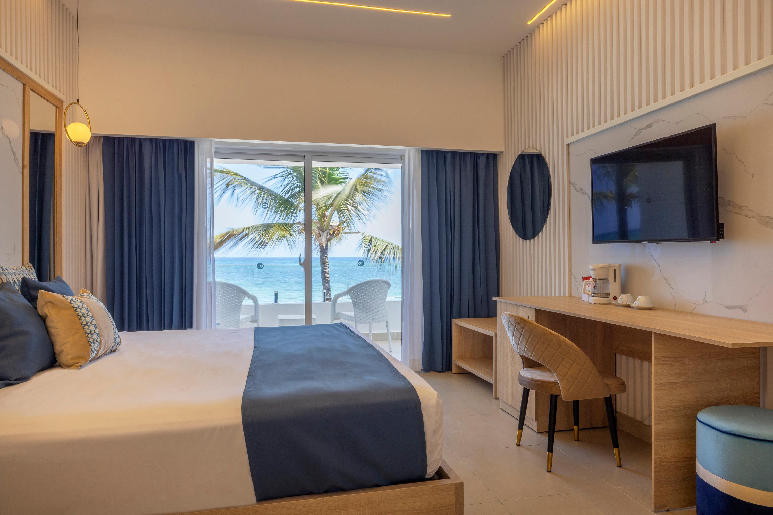 غرفة قياسية بسرير مزدوج بإطلالة على البحر، HM Bavaro Beach Adults Only 2/3