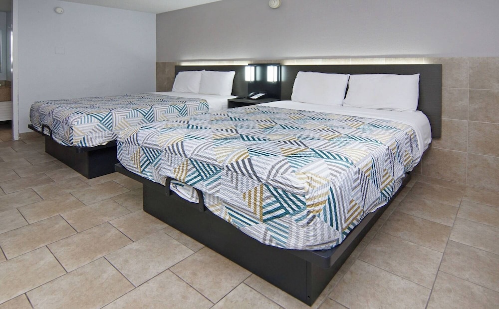 STANDARD, 2 QUEEN BEDS