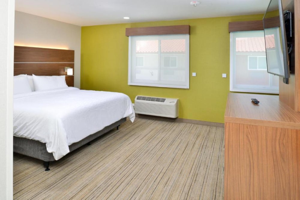 Standard, King Bed, Extra Floor Space, Accessible