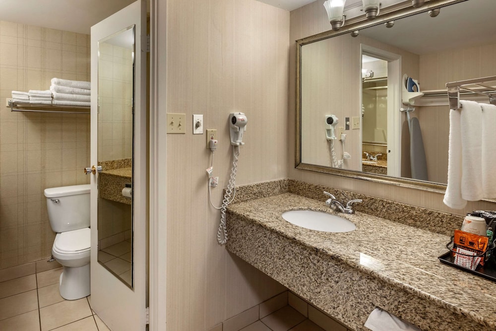 Quality Inn & Conference Centre Midland 14/54