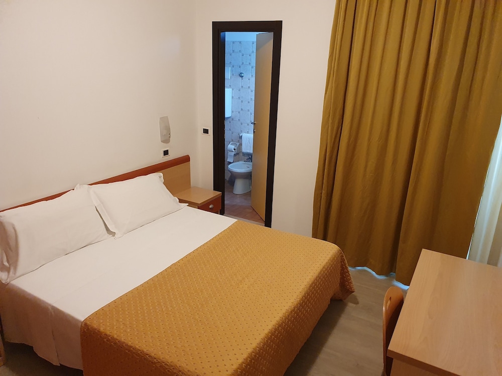 ECONOMY, DOUBLE OR TWIN BED