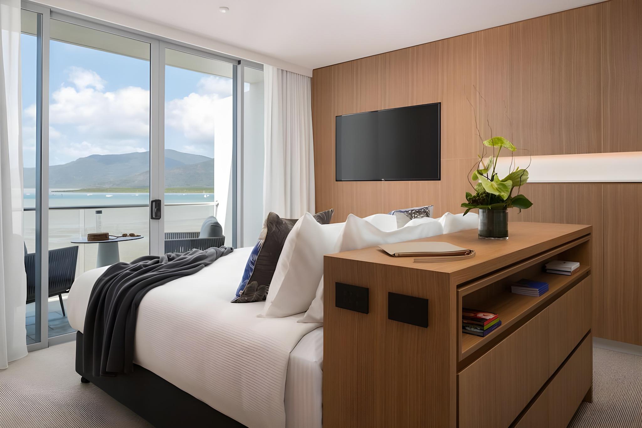 Suite, Side Sea View