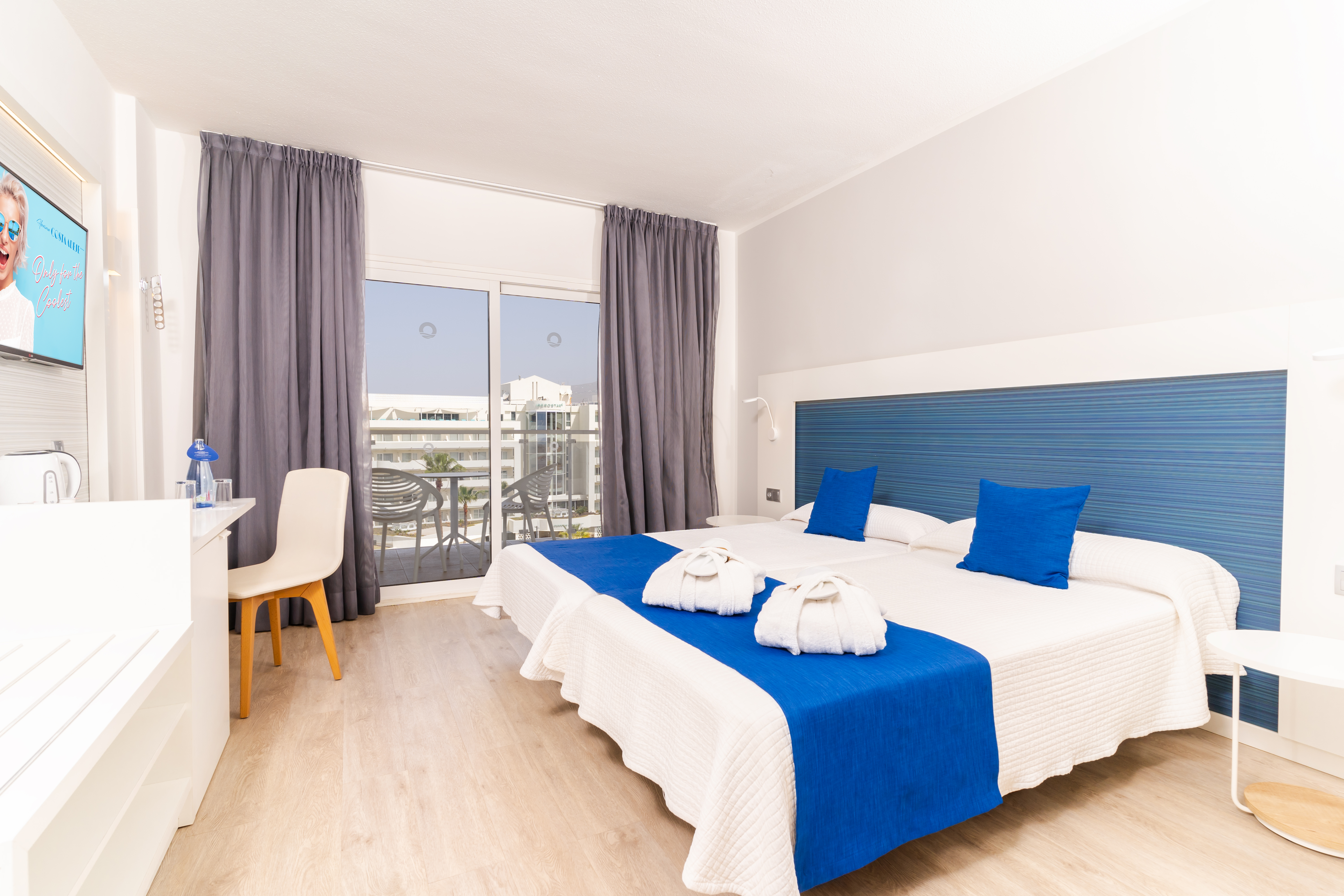 Superior, Double Bed, Side Sea View، Hovima Costa Adeje - Adults Only 3/5