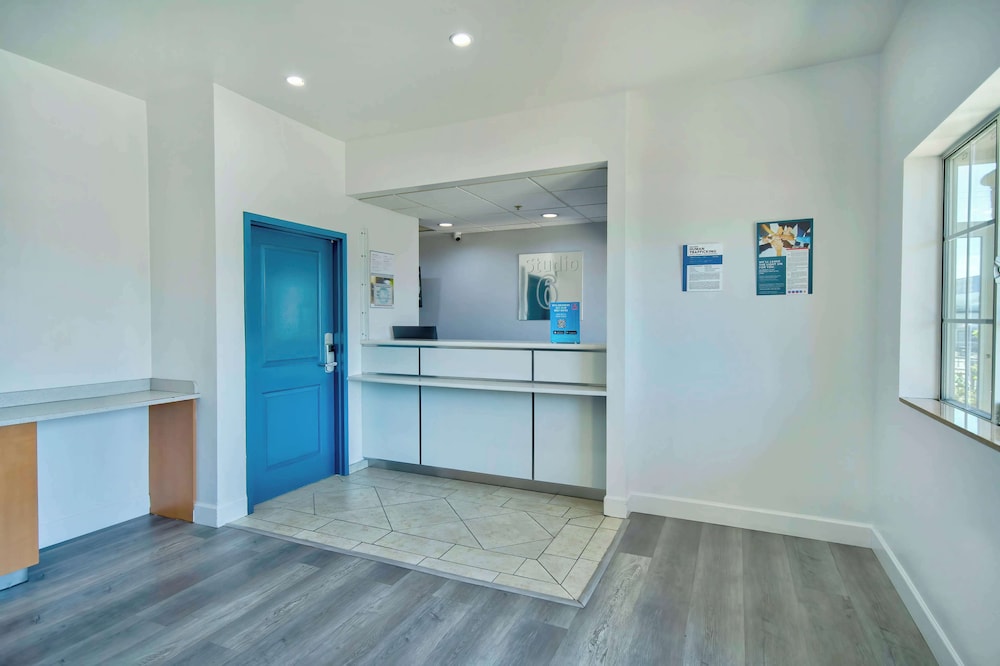 OYO 1001536 Studio6 Bakersfield, CA 15/62