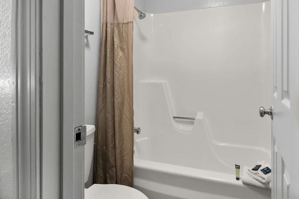 Americas Best Value Inn Bangor 39/43
