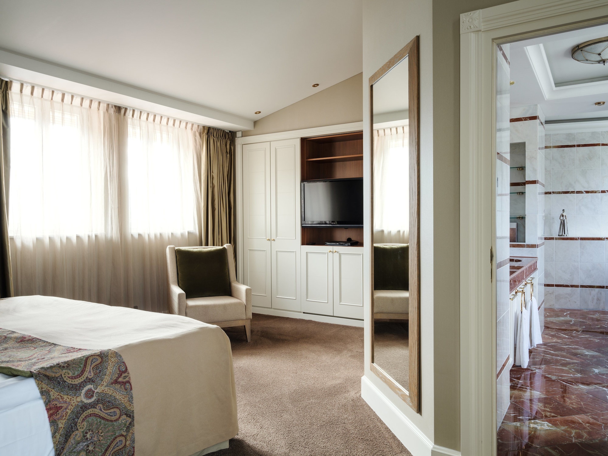 Maisonette, Suite, King Bed, Lake View