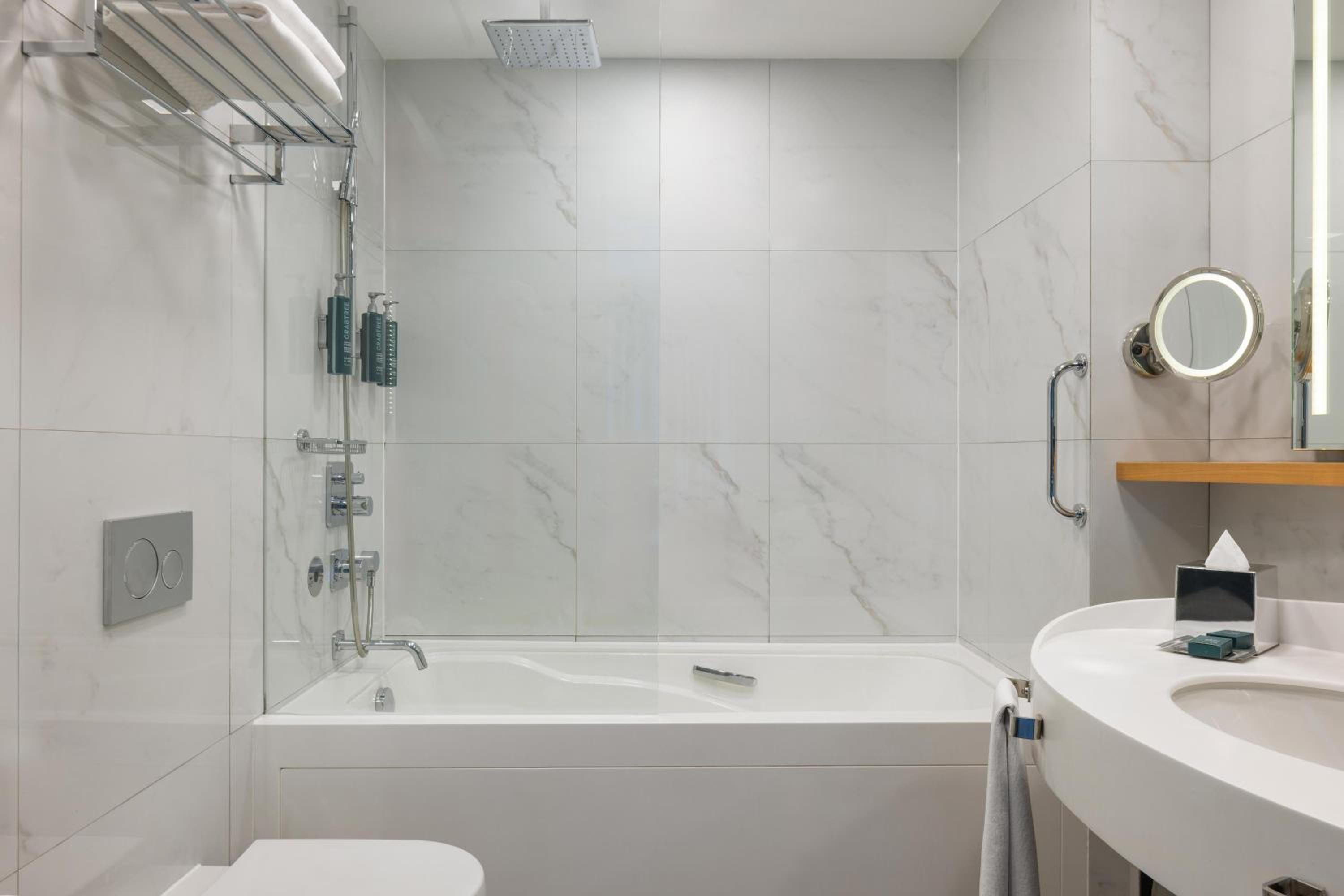 جناح عائلي بسرير كينج بمنطقة جلوس، Doubletree By Hilton Hotel Istanbul - Moda 5/6