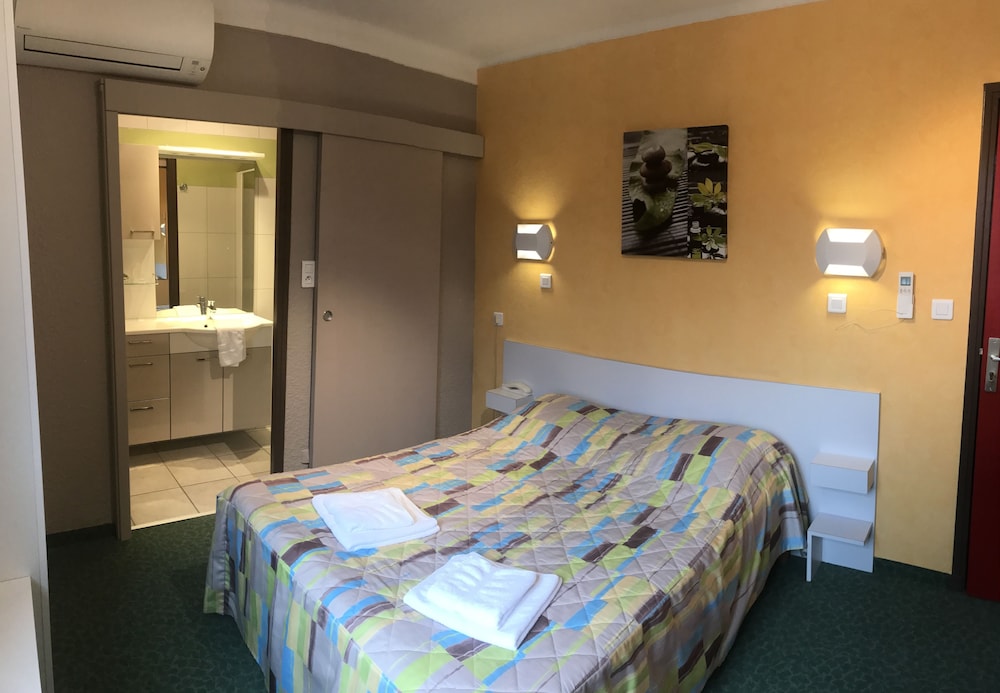 HOTEL LES CHENES 11/50