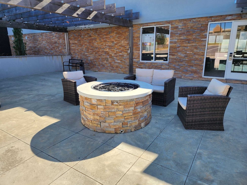 Country Inn & Suites by Radisson Macon West, GA 7/28
