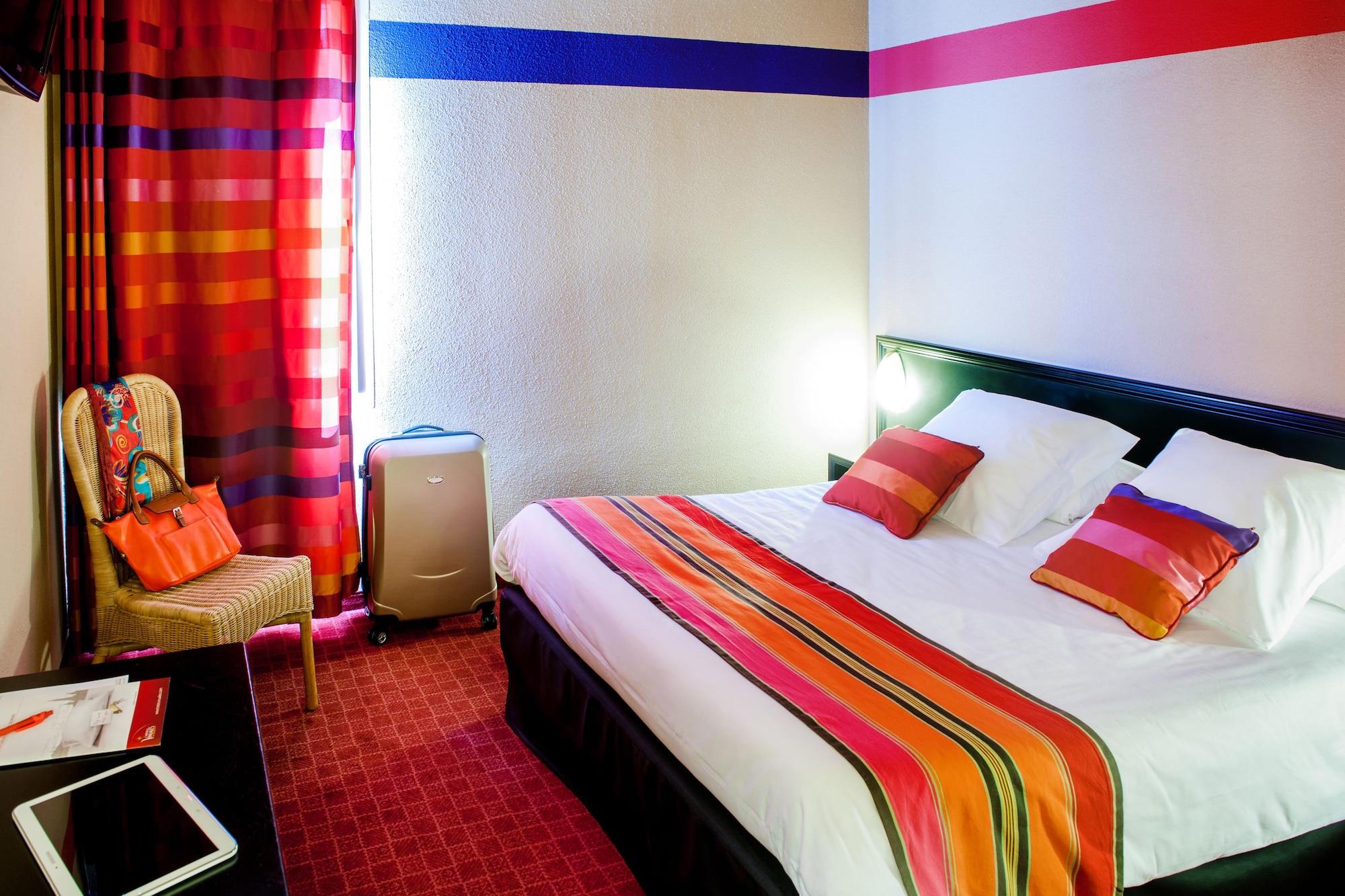 ROOM, DOUBLE BED