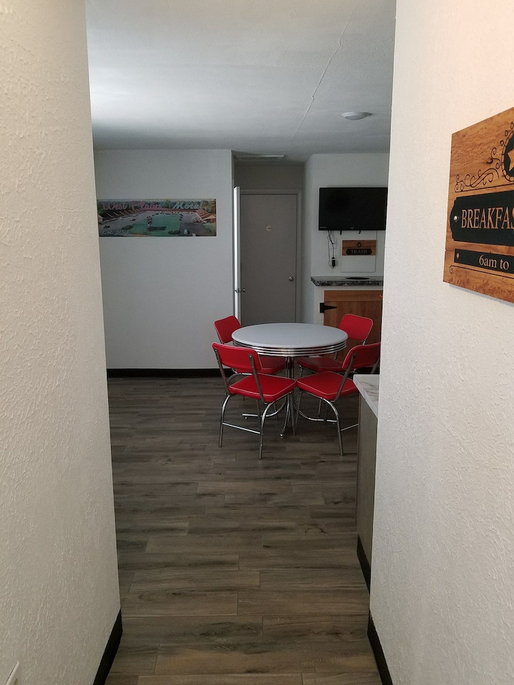 West Plains Motel 50/56