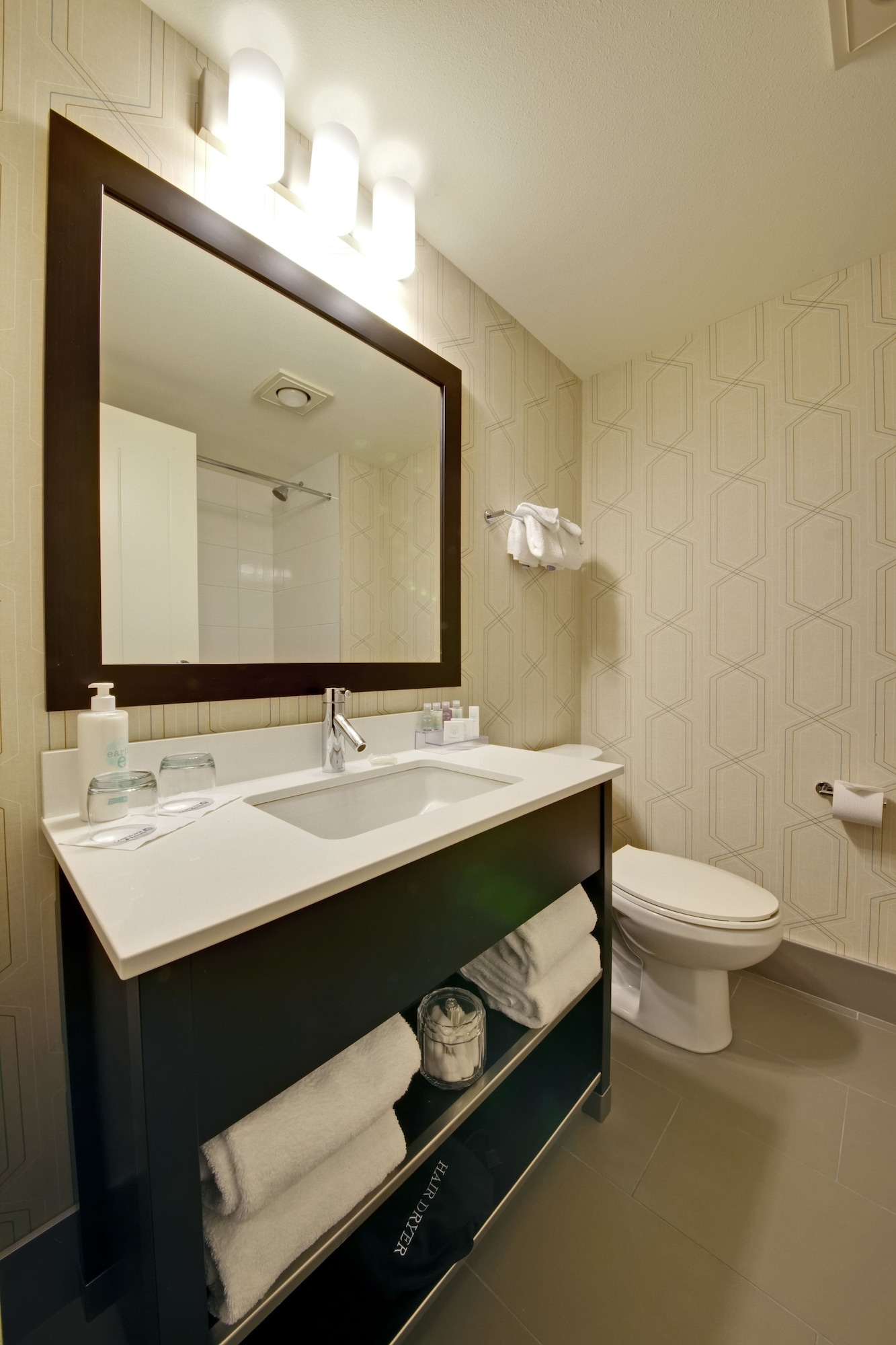 Coast, Premium, Junior Suite, Studio, King Bed, Valley View، Coast Kamloops Hotel And Conference Centre 7/7