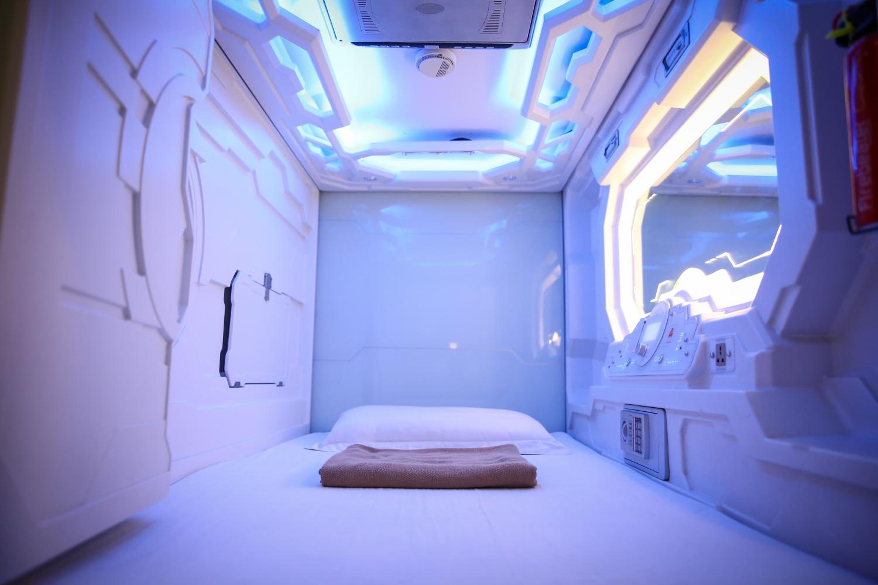 Capsule, Single