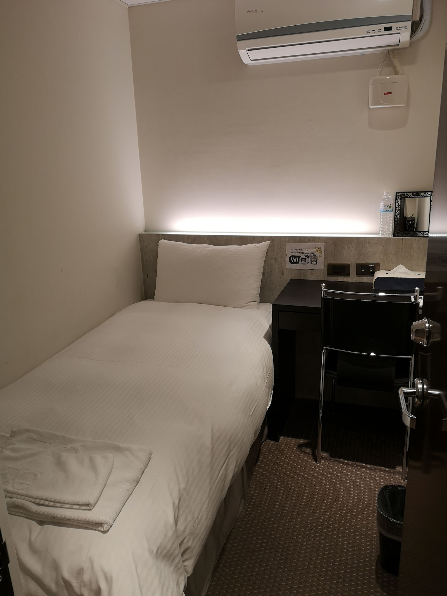 ROOM, SINGLE, SHARED BATHROOM