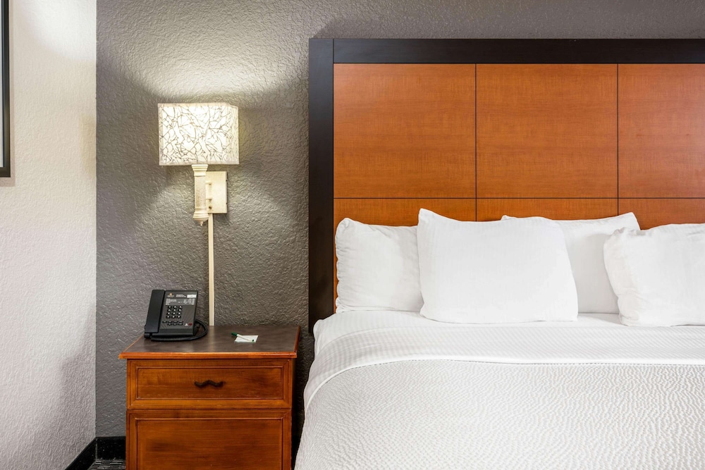 Super 8 by Wyndham The Woodlands North 15/40