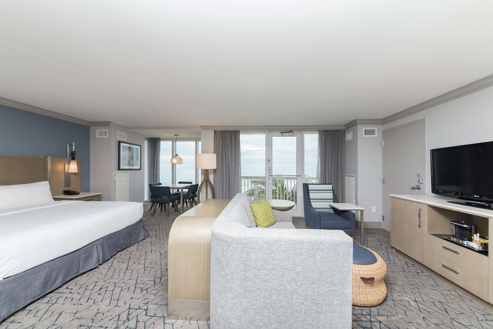 JUNIOR SUITE, KING BED, OCEAN FRONT, ACCESSIBLE