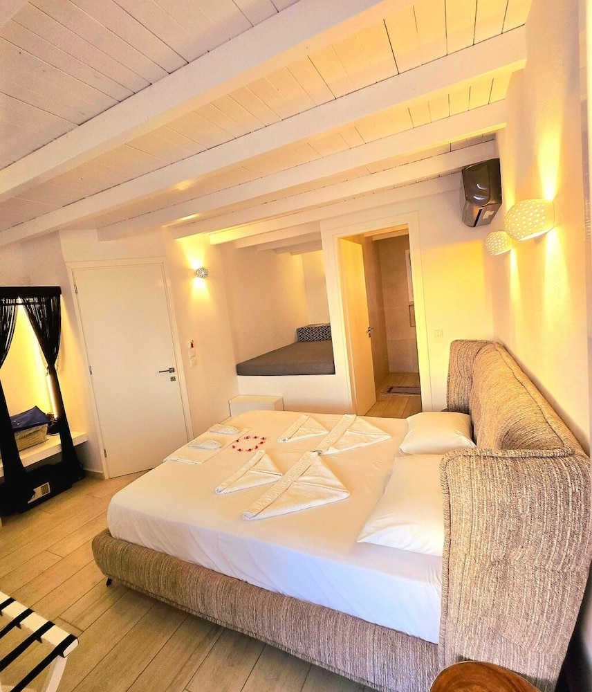SUPERIOR, QUEEN BED, SEA VIEW