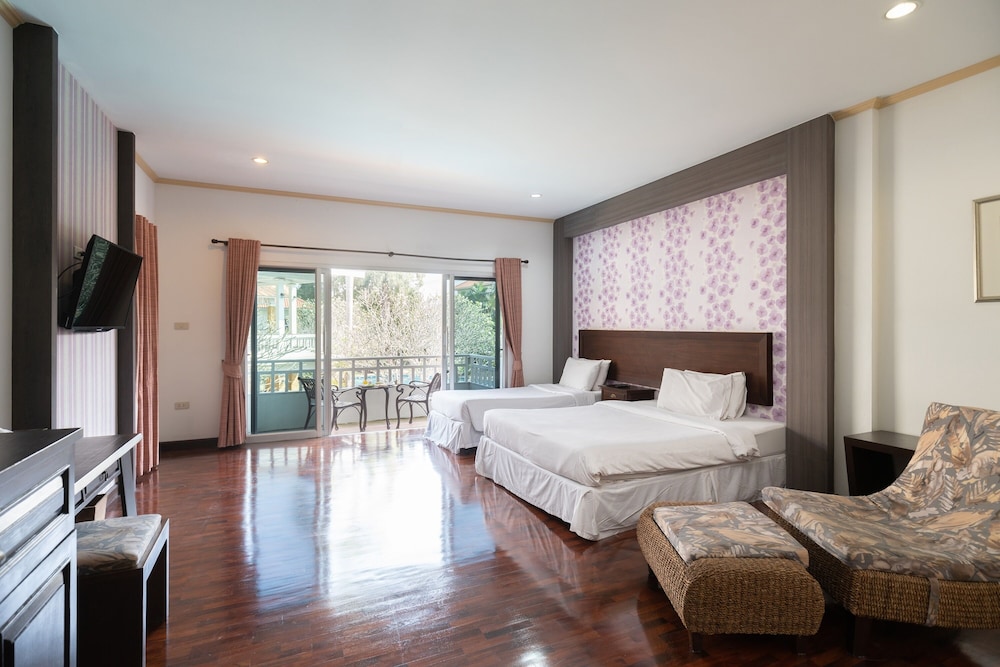 Thara Cholapruek Resort 4/50