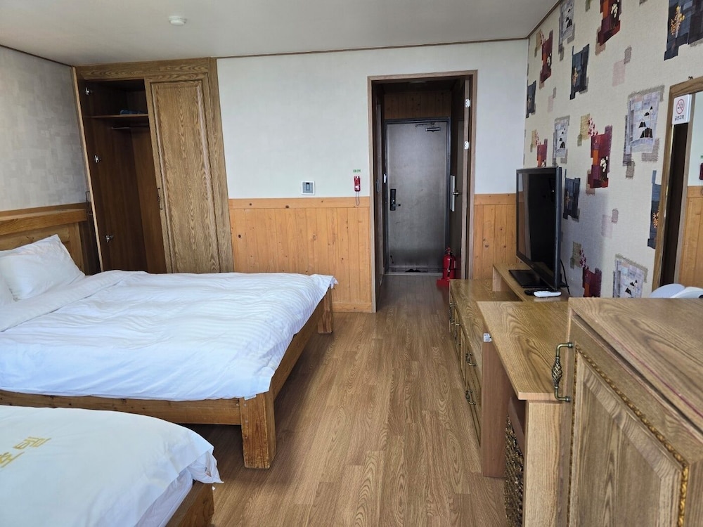 Cheonjiyeon Hotel 20/50