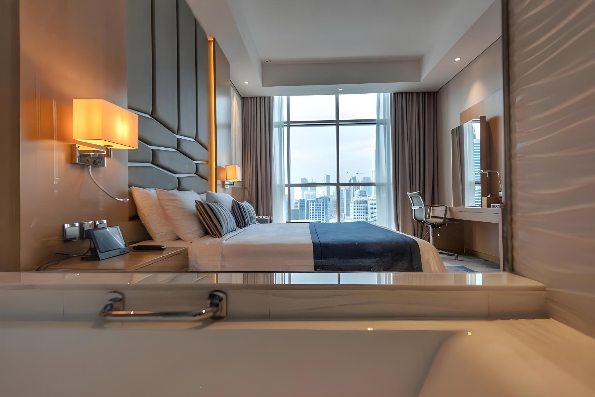 Deluxe, Partial Dubai Canal View