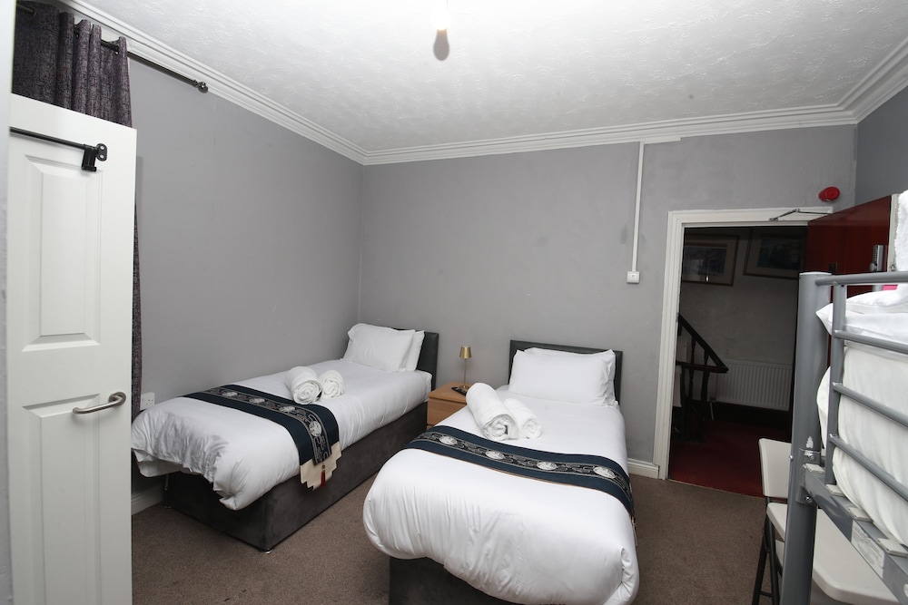 Woodville Lodge Leeds Free Parking Direct Bus to City Centre 9/45
