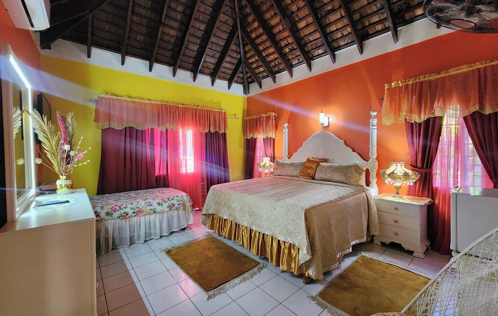 Comfort, 1 King and 1 Single Beds, Balcony, Pinkhibiscus Guest House 2/10