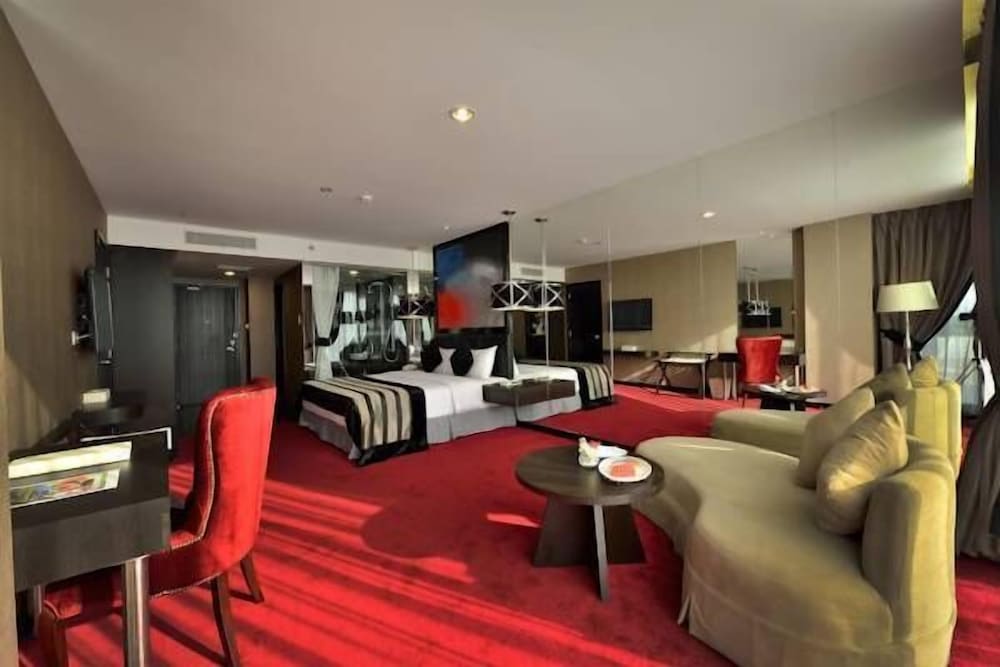 Amaroossa Cosmo Jakarta 24/50