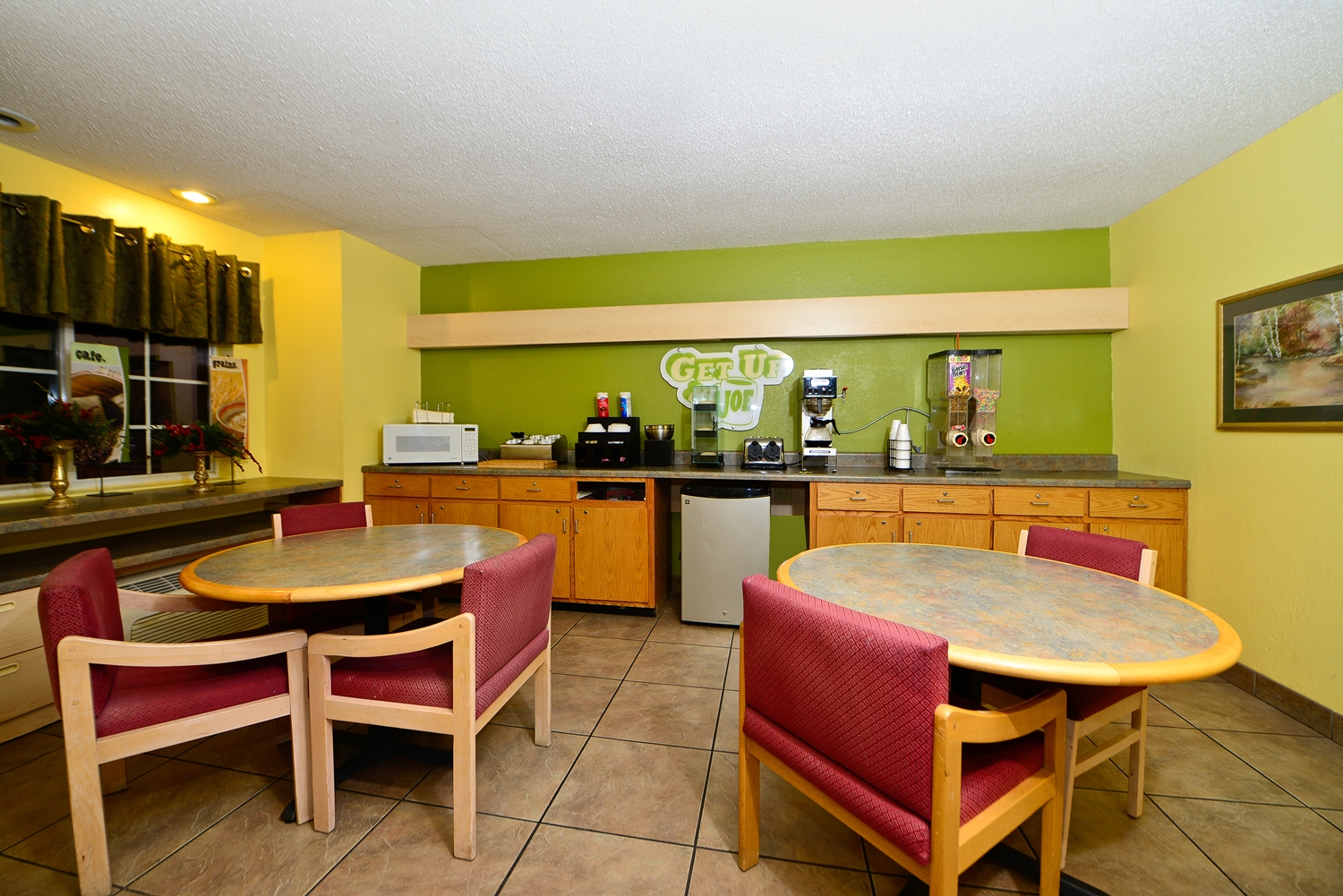 Americas Best Value Inn & Suites Jackson, TN 16/22