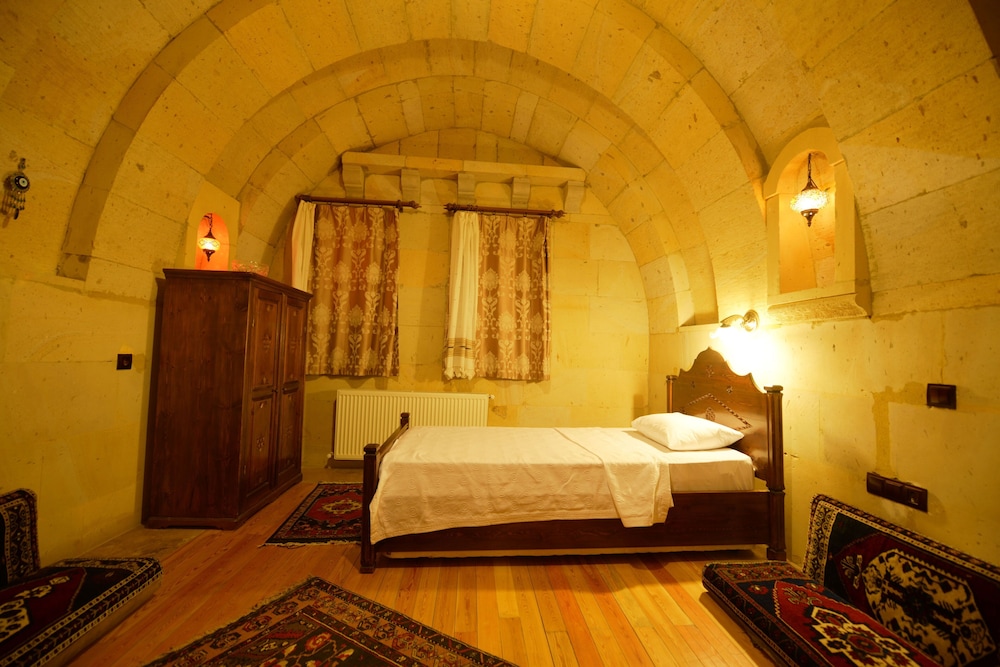 Vineyard Cave Hotel 15/98