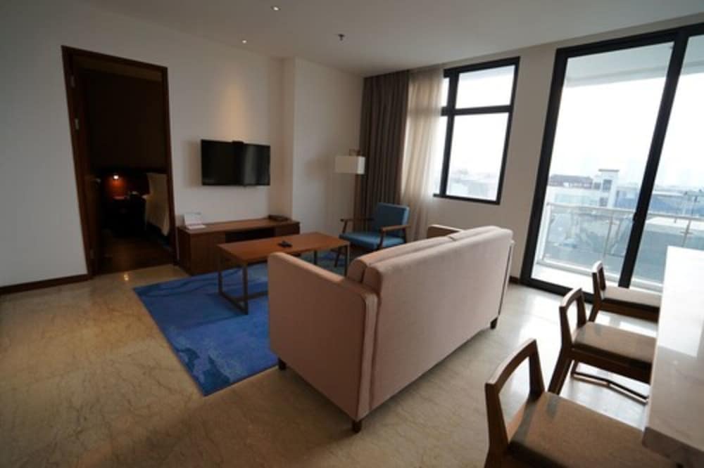 Veranda Serviced Residence @ Puri 56/74