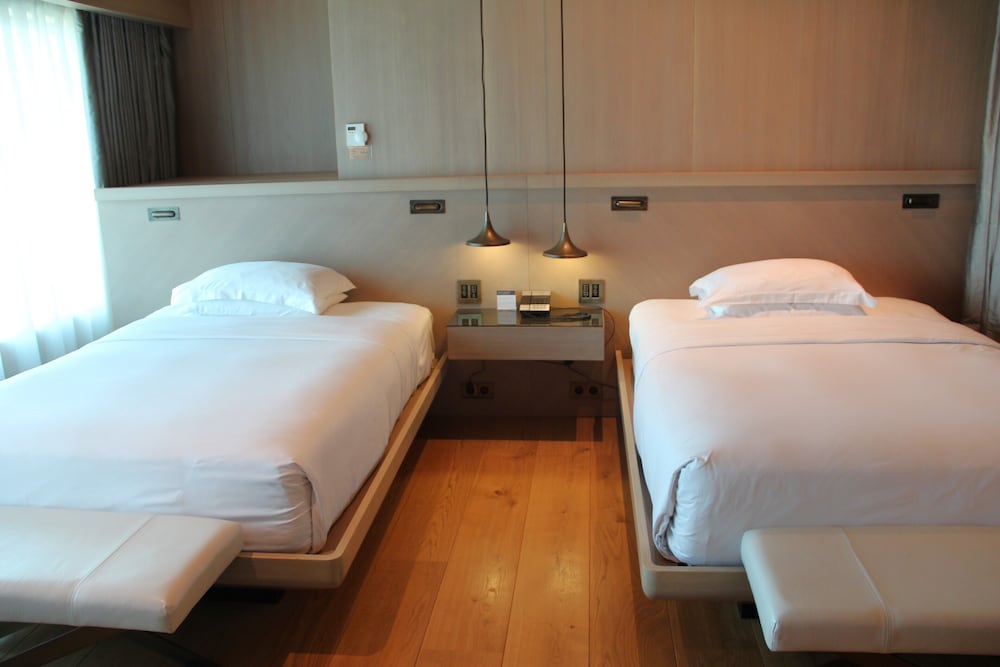 DELUXE, TWIN BEDS