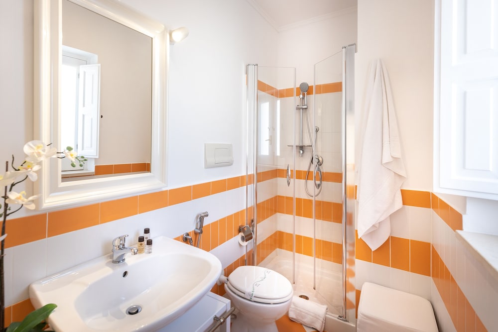 Lemoni Suite 17/56