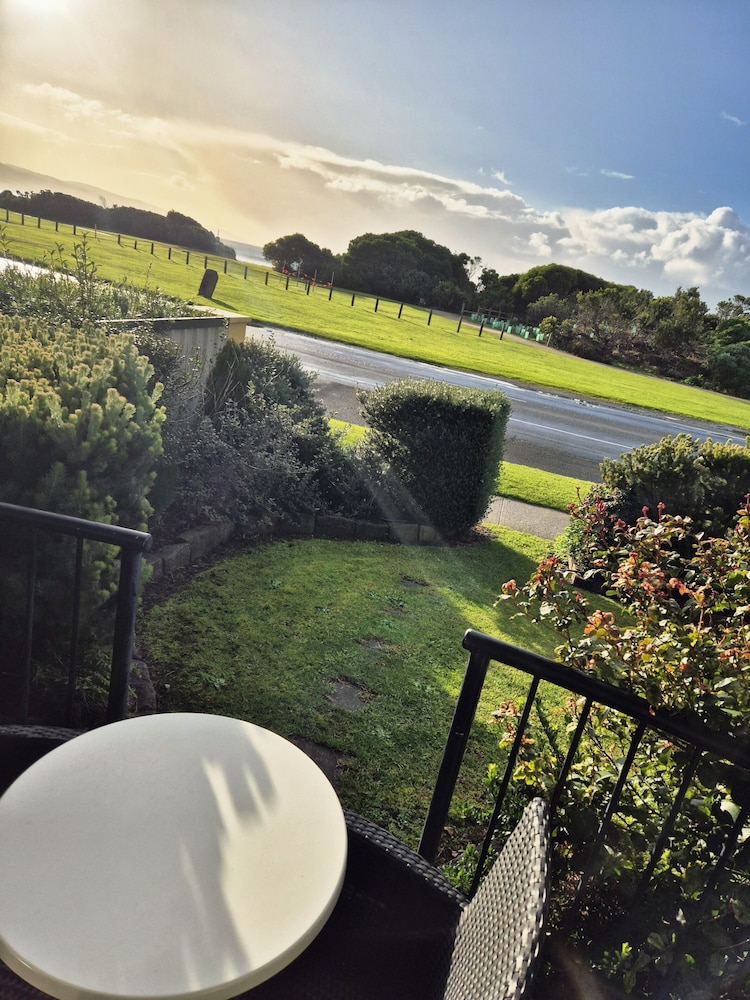 Apollo Bay Waterfront Motor Inn 46/80