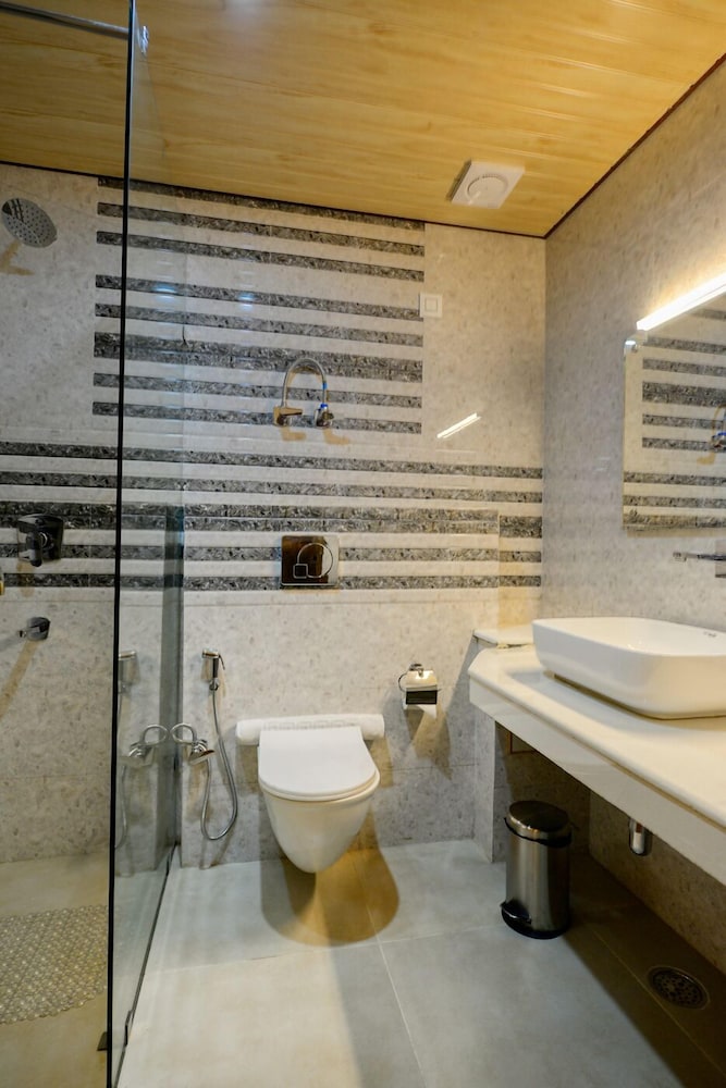 Clarks Inn Suites Manali 35/36
