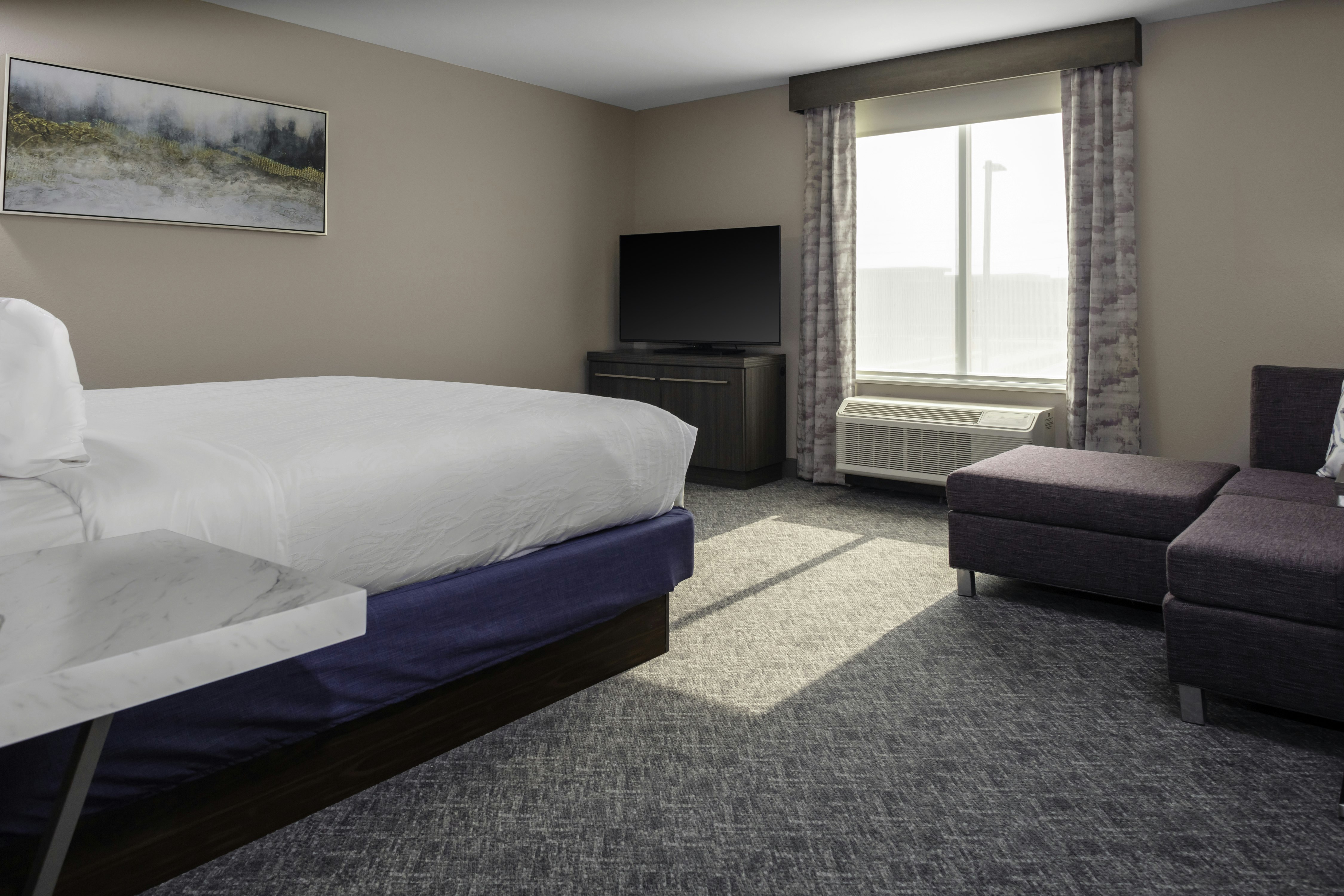 DELUXE, KING BED