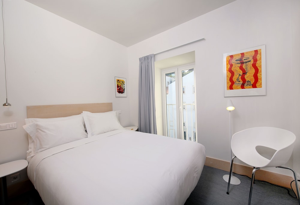 ROOM, SINGLE