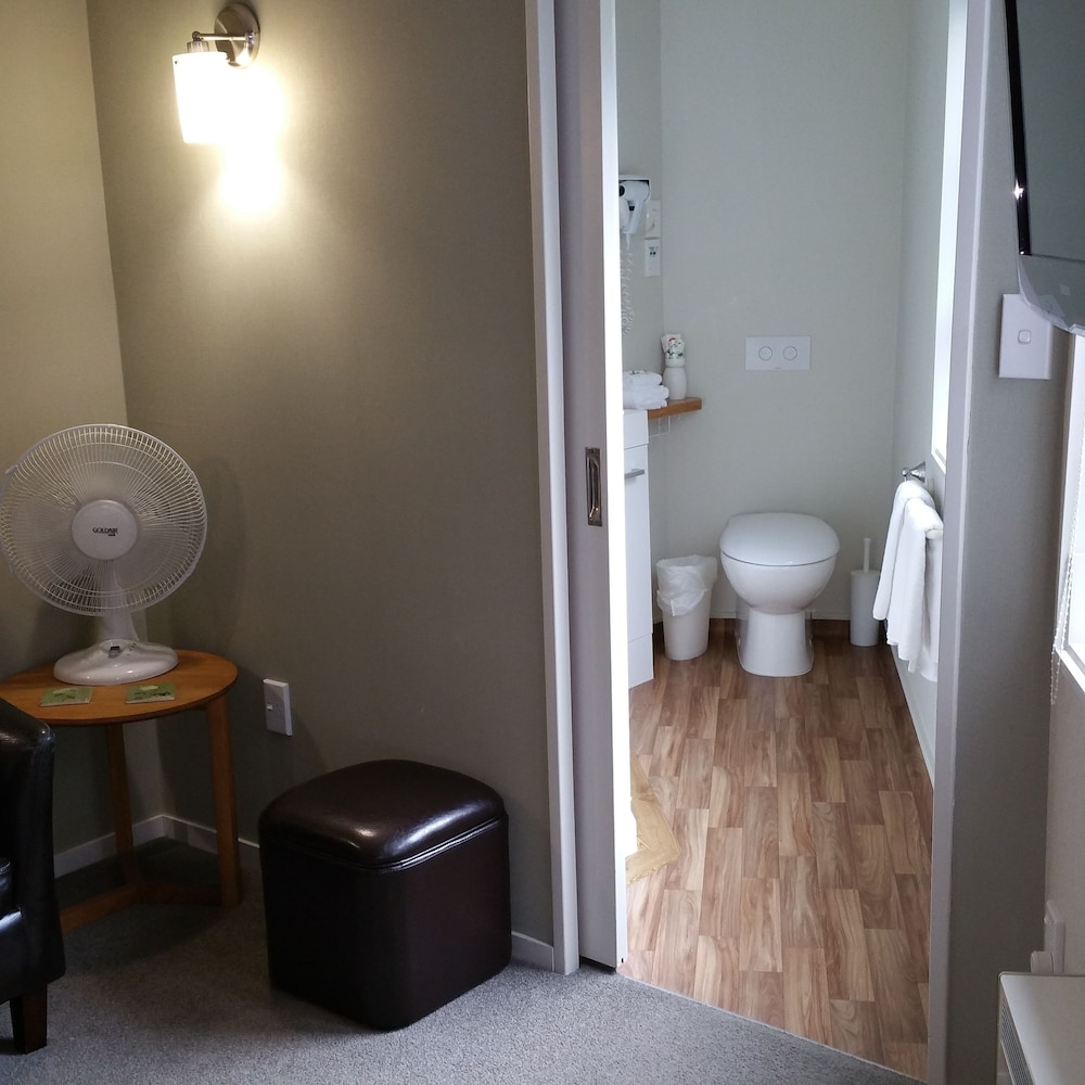 Cottage Mews Motel 30/72