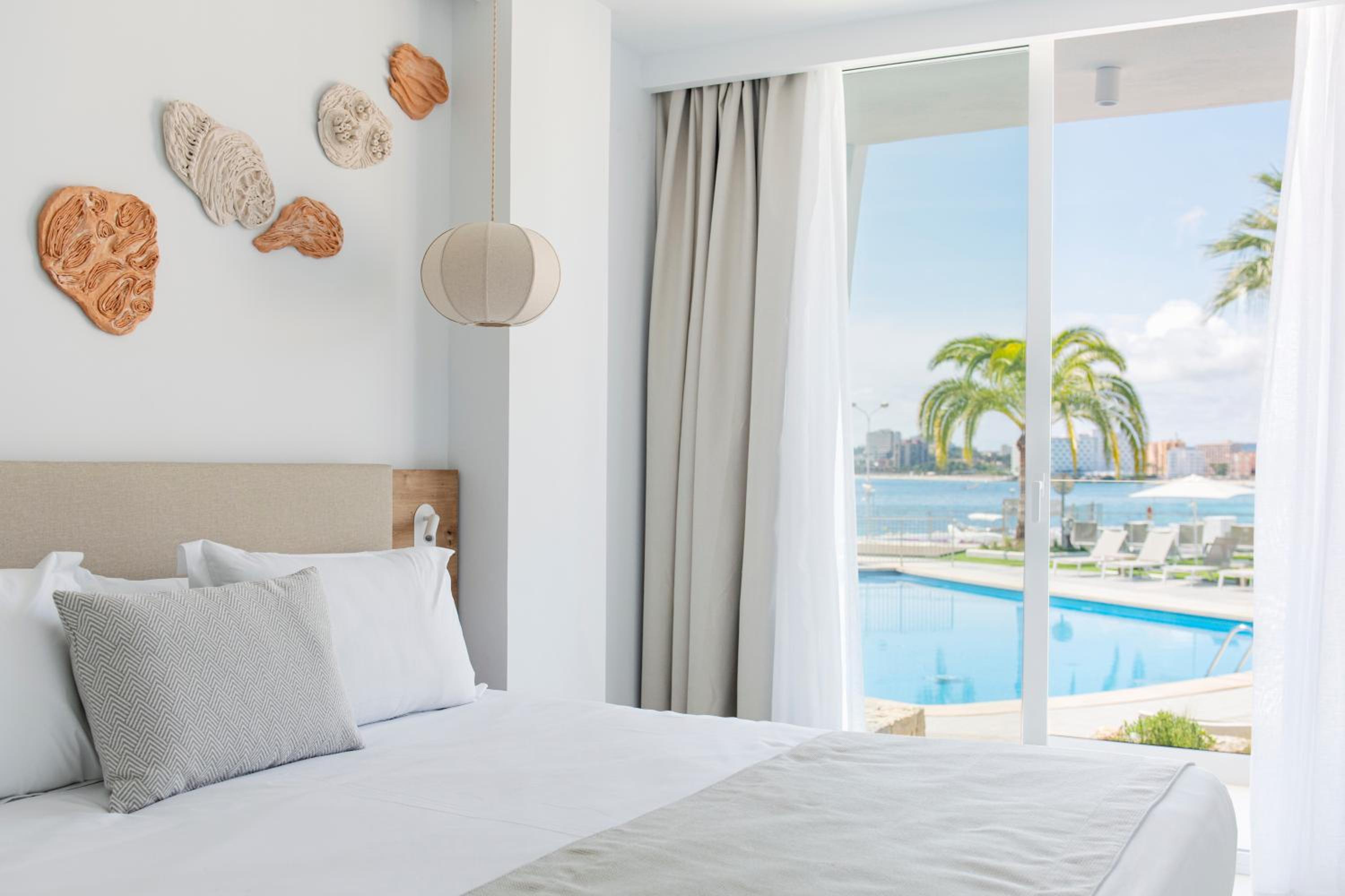 2 Bedrooms, Suite, Pool Access