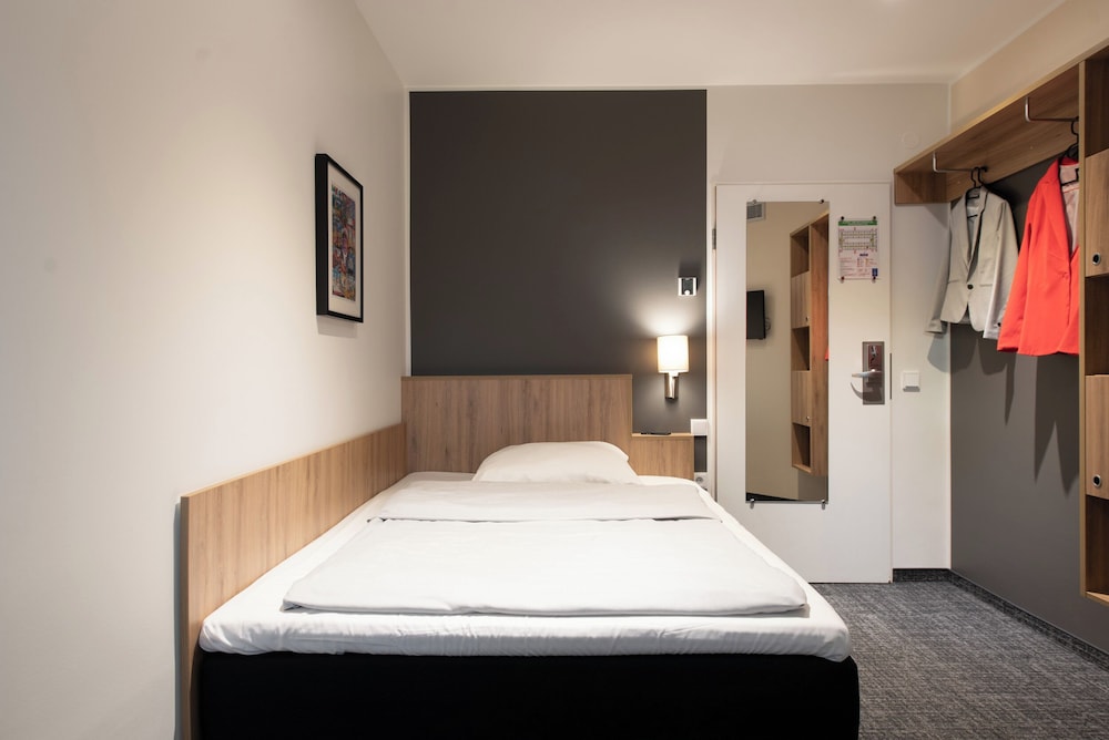 ROOM, SINGLE