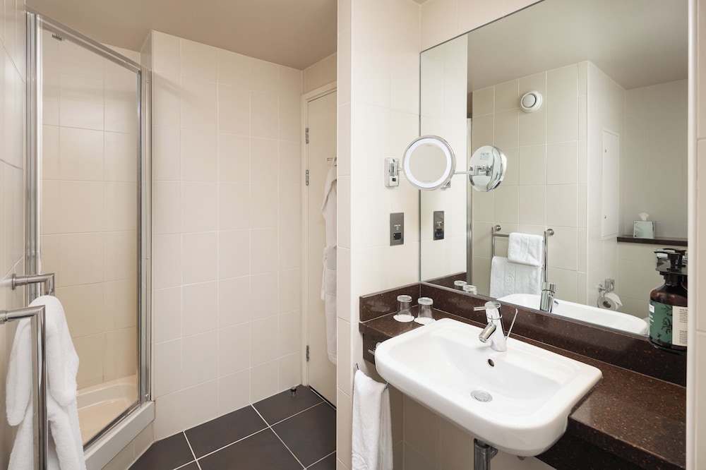 غرفة قياسية بسرير كوين، Crowne Plaza Ealing 5/6