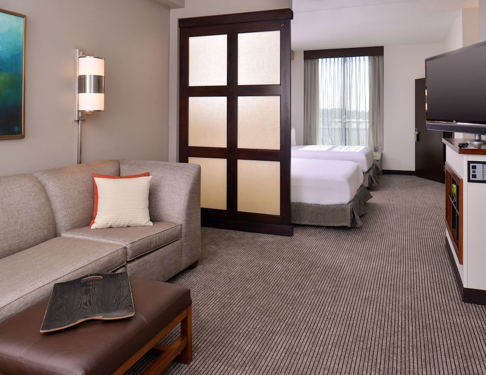 Hyatt Place Garden City 40/69
