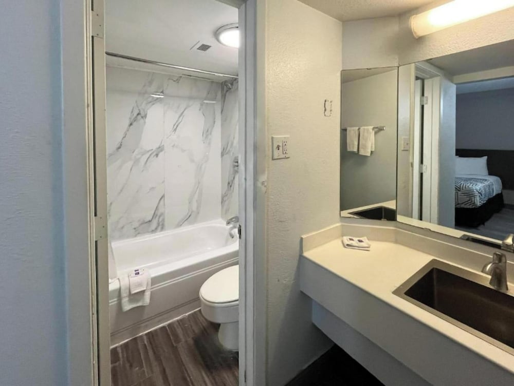 ROOM, KING BED, KITCHEN