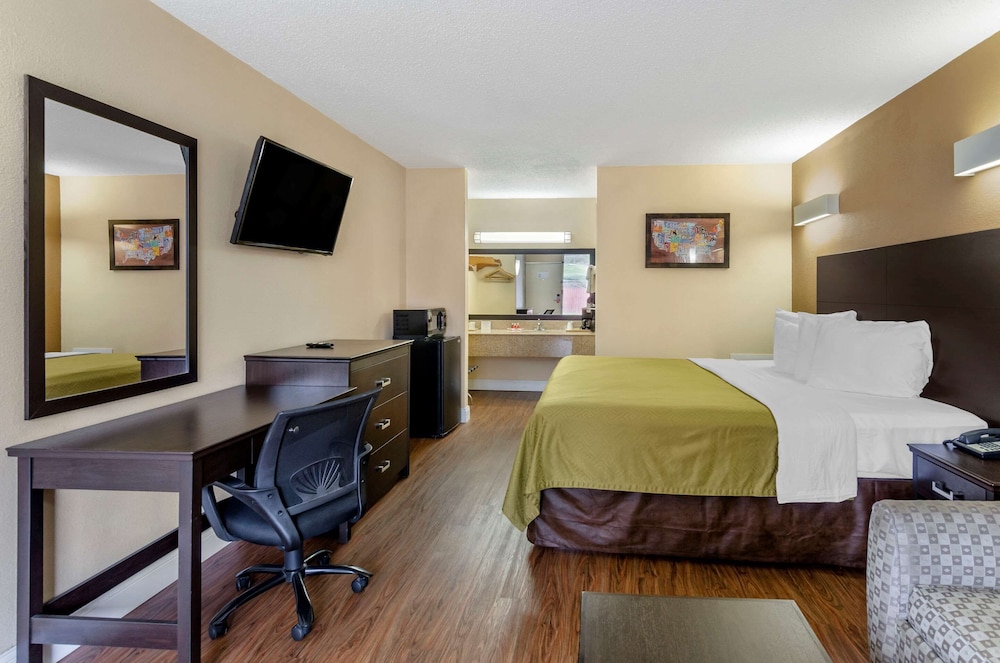 Econo Lodge Roanoke Civic Center 21/30